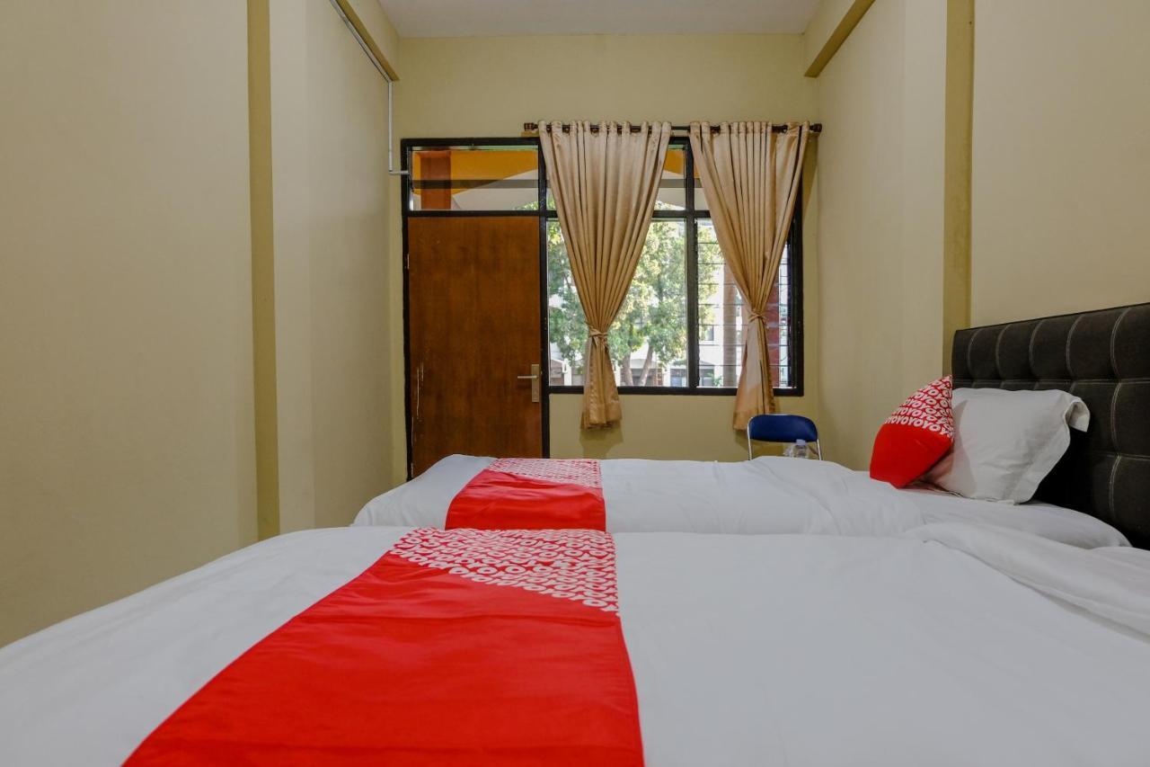 OYO 1342 Uniga Malang Family Residence Exterior foto
